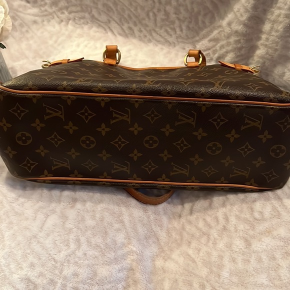 Louis Vuitton authentic Beautiful Good used condition 15x10x5”9.5”drop straps - Picture 3 of 16